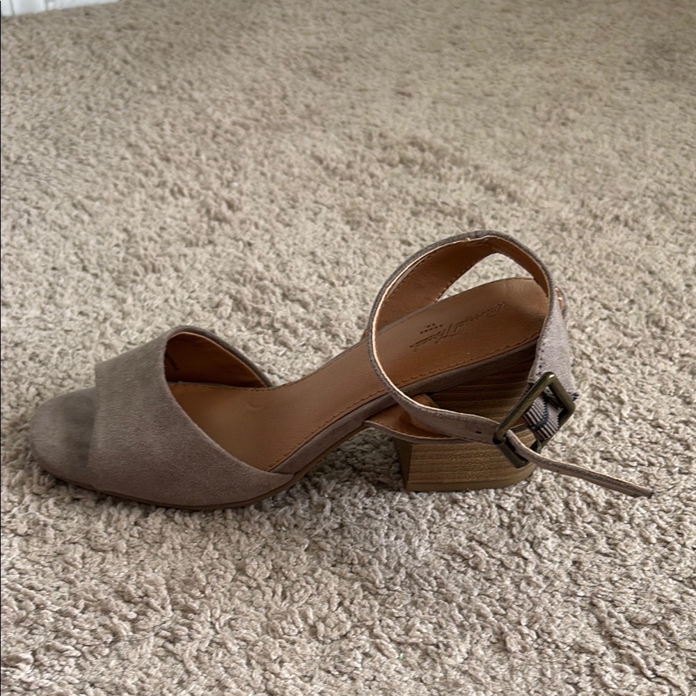 Universal Thread Gray Heels - Picture 6 of 9